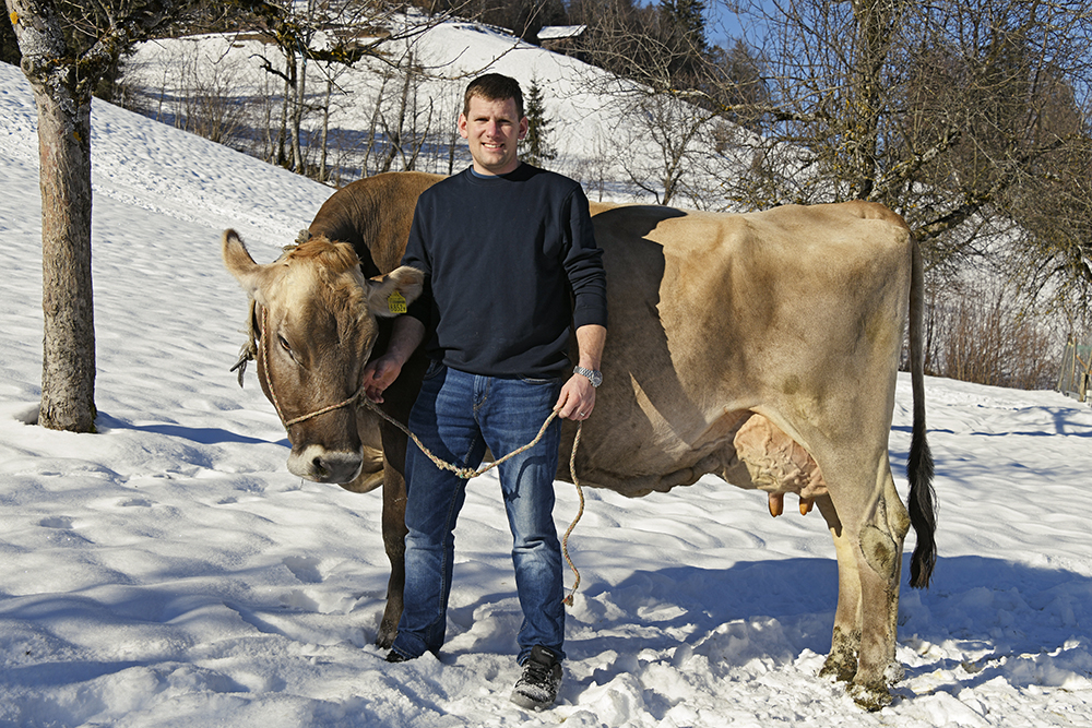 Daniel Schwitter mit Braunviehkuh Rafi. Bild: Comet Photoshopping GmbH, Ueli Meier